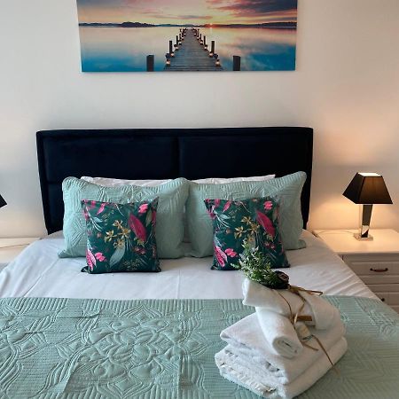 Berks Luxury Serviced Apartments,5 Bedrooms, 5 Double Beds, 2 Bathrooms, Free Super Fast Wifi & Parking Earley Buitenkant foto