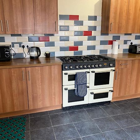Berks Luxury Serviced Apartments,5 Bedrooms, 5 Double Beds, 2 Bathrooms, Free Super Fast Wifi & Parking Earley Buitenkant foto