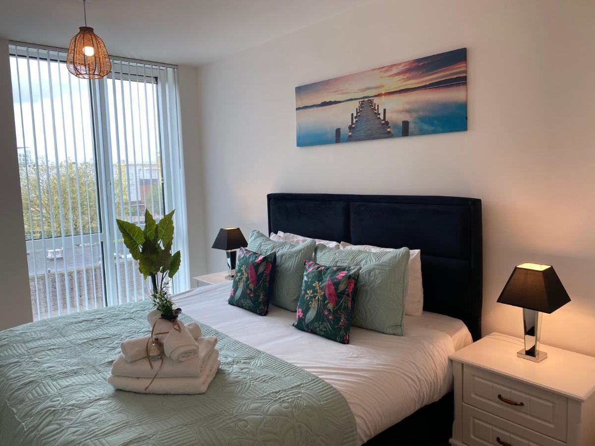 Berks Luxury Serviced Apartments,5 Bedrooms, 5 Double Beds, 2 Bathrooms, Free Super Fast Wifi & Parking Earley Buitenkant foto