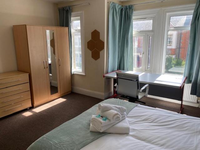 Berks Luxury Serviced Apartments,5 Bedrooms, 5 Double Beds, 2 Bathrooms, Free Super Fast Wifi & Parking Earley Buitenkant foto