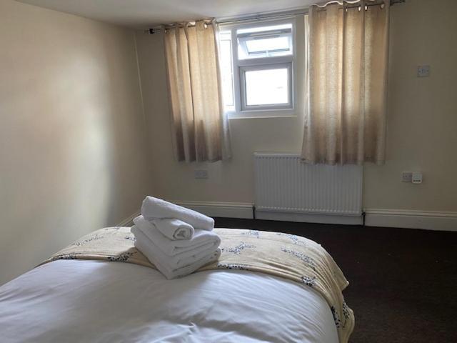 Berks Luxury Serviced Apartments,5 Bedrooms, 5 Double Beds, 2 Bathrooms, Free Super Fast Wifi & Parking Earley Buitenkant foto
