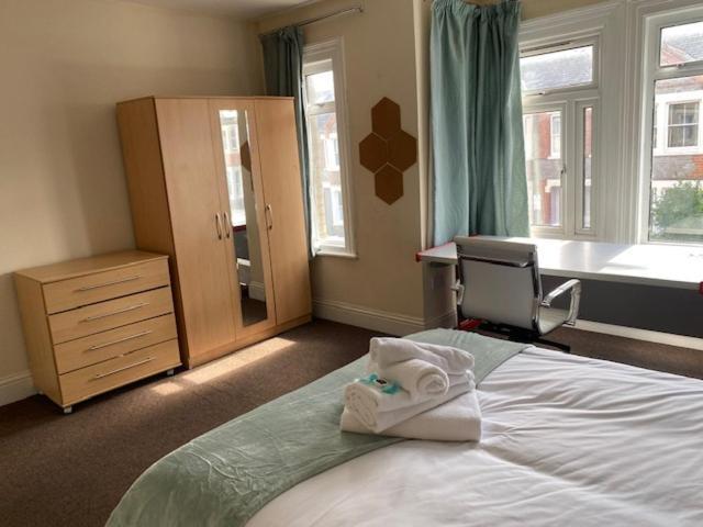 Berks Luxury Serviced Apartments,5 Bedrooms, 5 Double Beds, 2 Bathrooms, Free Super Fast Wifi & Parking Earley Buitenkant foto