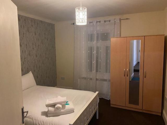 Berks Luxury Serviced Apartments,5 Bedrooms, 5 Double Beds, 2 Bathrooms, Free Super Fast Wifi & Parking Earley Buitenkant foto