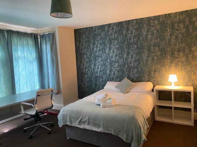 Berks Luxury Serviced Apartments,5 Bedrooms, 5 Double Beds, 2 Bathrooms, Free Super Fast Wifi & Parking Earley Buitenkant foto