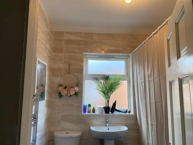 Berks Luxury Serviced Apartments,5 Bedrooms, 5 Double Beds, 2 Bathrooms, Free Super Fast Wifi & Parking Earley Buitenkant foto