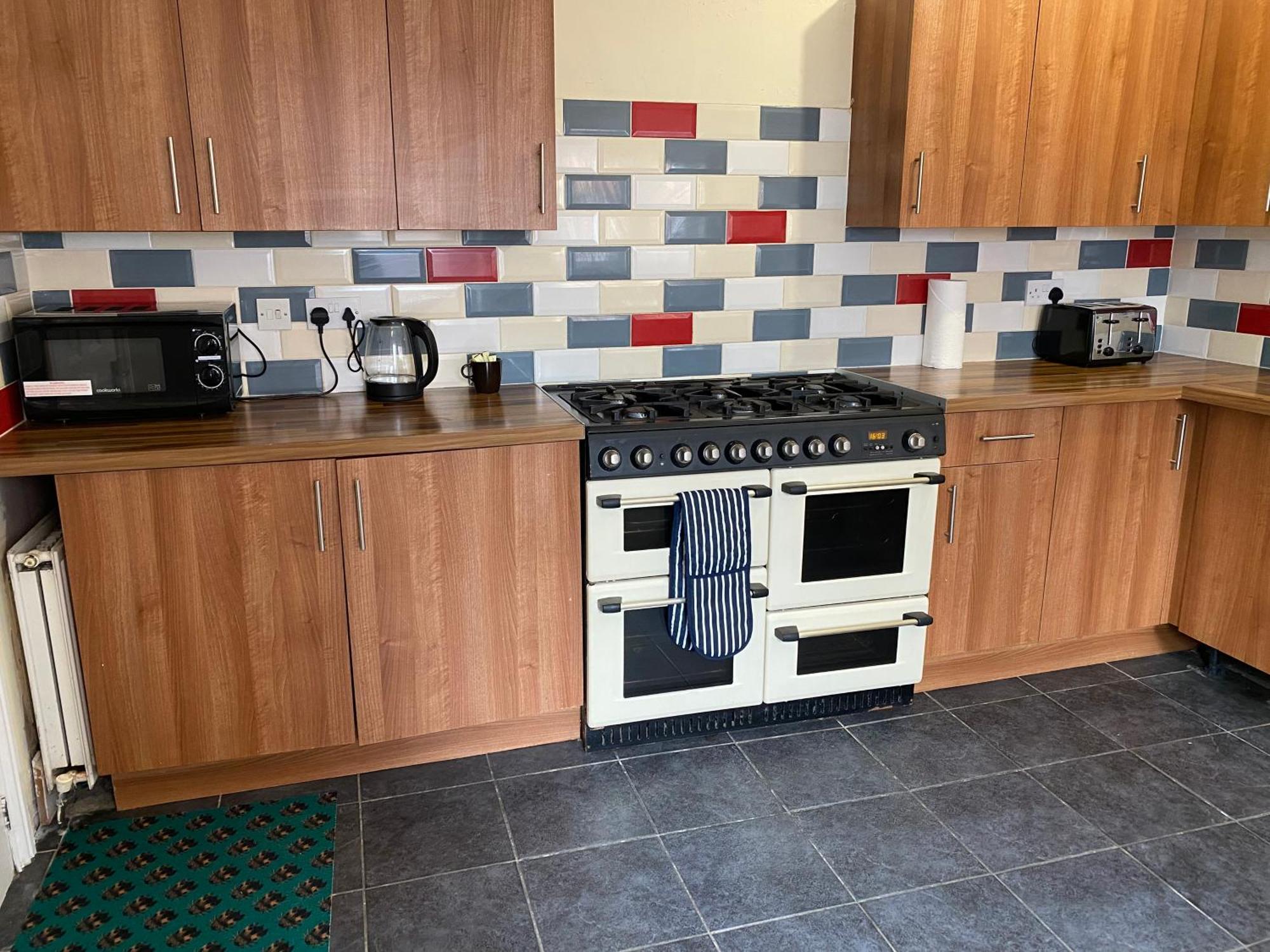 Berks Luxury Serviced Apartments,5 Bedrooms, 5 Double Beds, 2 Bathrooms, Free Super Fast Wifi & Parking Earley Buitenkant foto