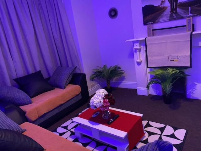 Berks Luxury Serviced Apartments,5 Bedrooms, 5 Double Beds, 2 Bathrooms, Free Super Fast Wifi & Parking Earley Buitenkant foto