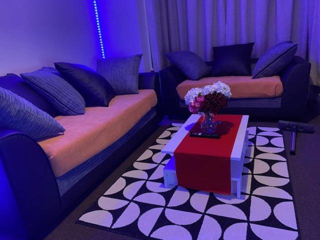 Berks Luxury Serviced Apartments,5 Bedrooms, 5 Double Beds, 2 Bathrooms, Free Super Fast Wifi & Parking Earley Buitenkant foto